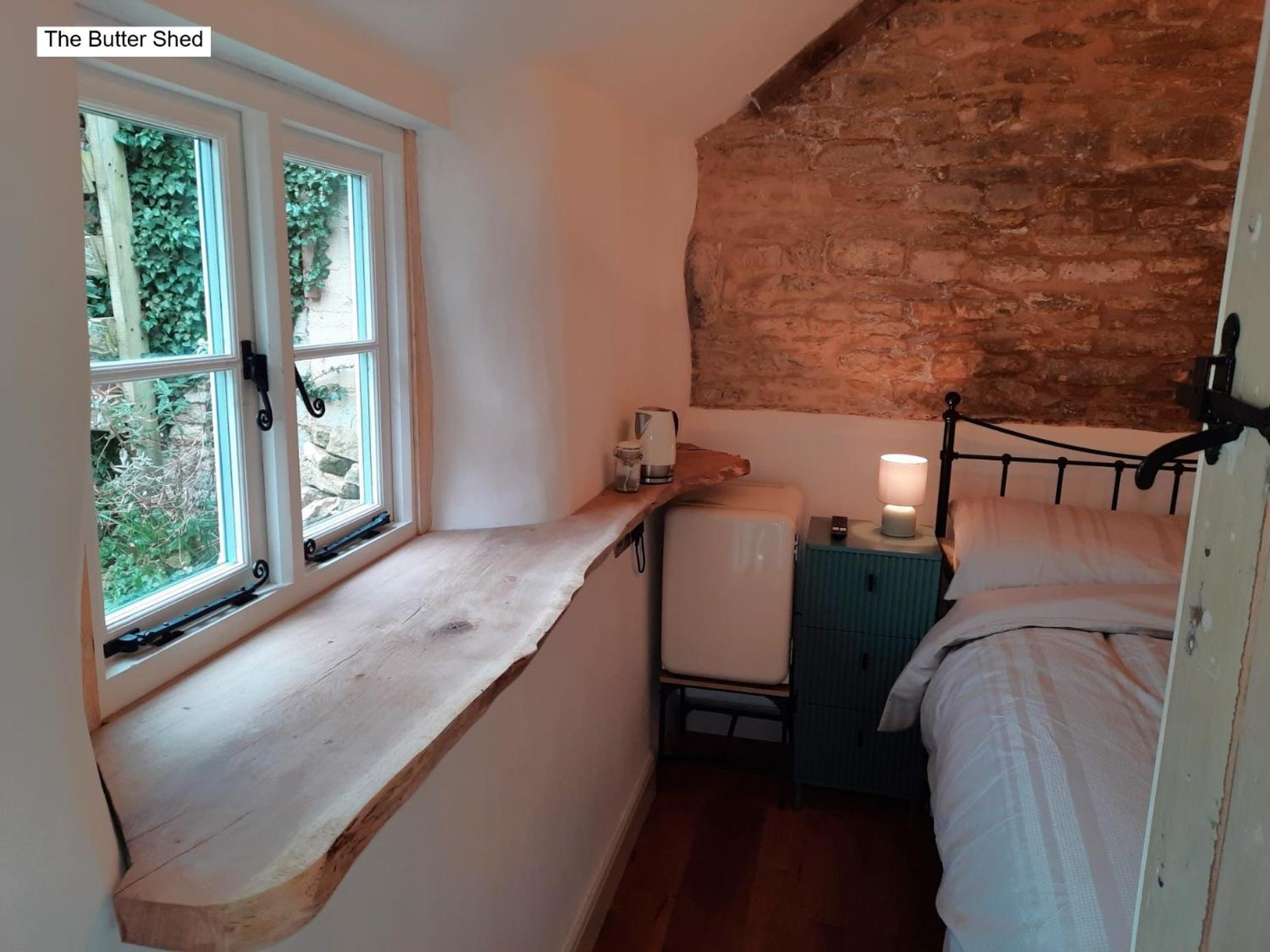 Cotswold Cottage Bed & Breakfast Luckington Exterior photo